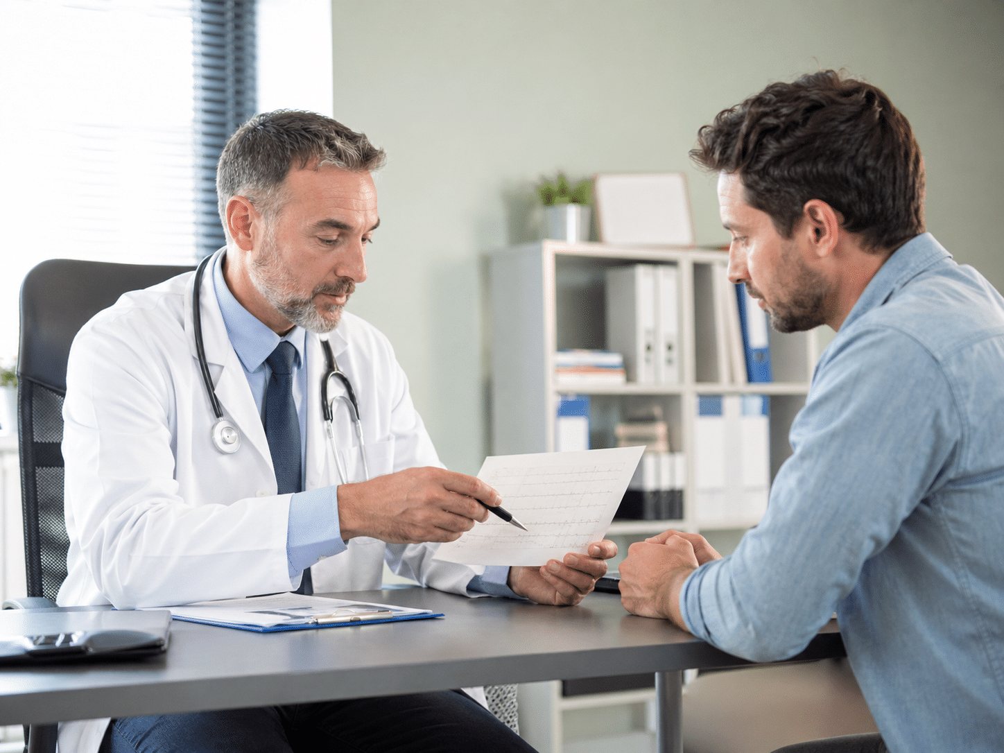 Consulto medico — paziente in studio con dottore